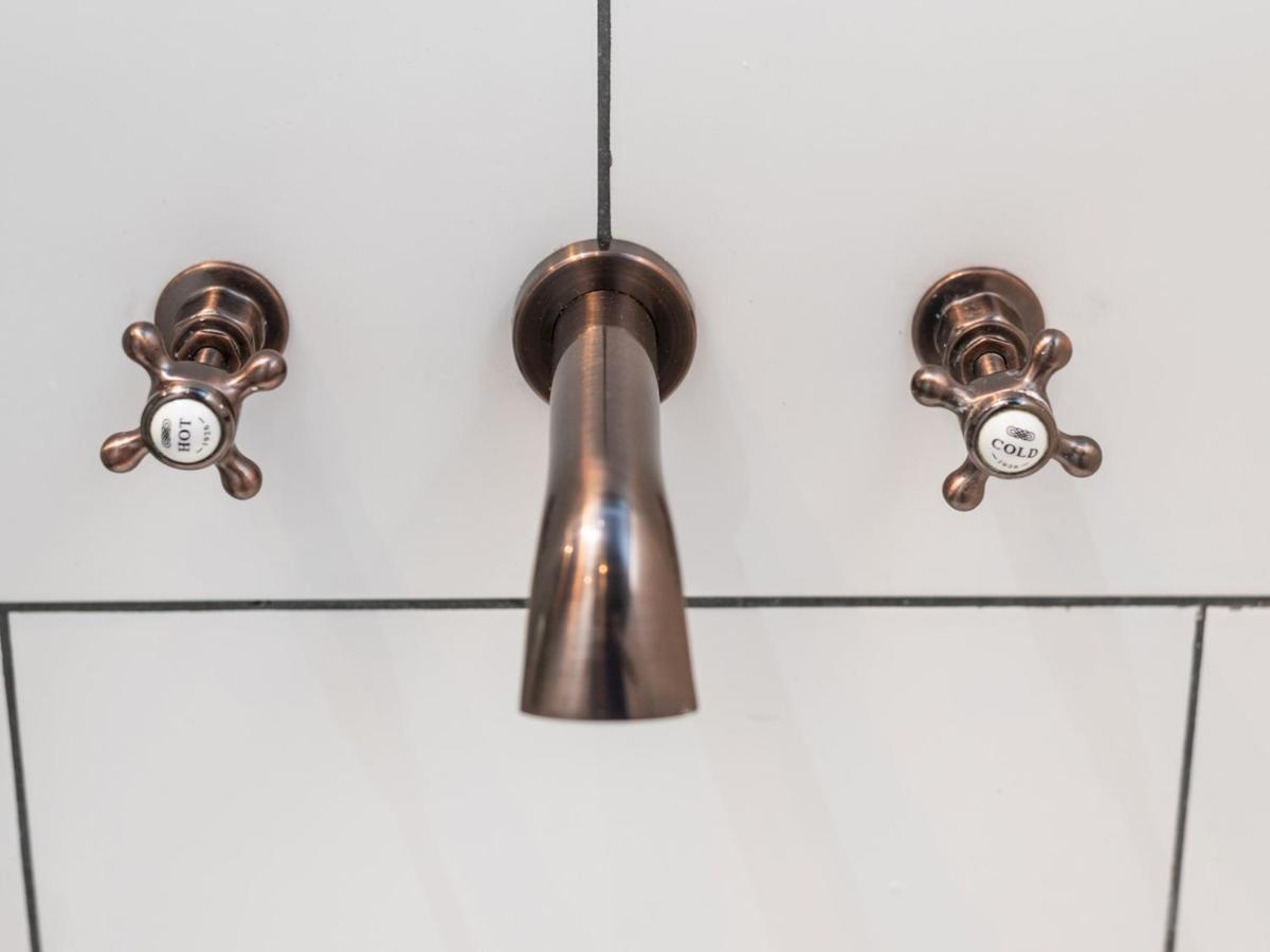 Pass The Keys Rustic And Quirky Flat In Charming Charlton Village London Eksteriør billede
